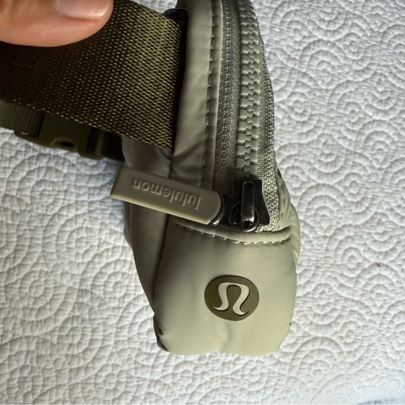 Lululemon Athletica Quilted Belt Bag in Olive Green special edition - Picture 3 of 7